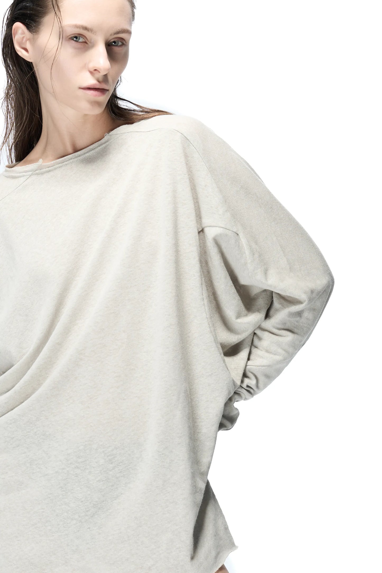 Spiral-sleeve three-panel base T-shirt